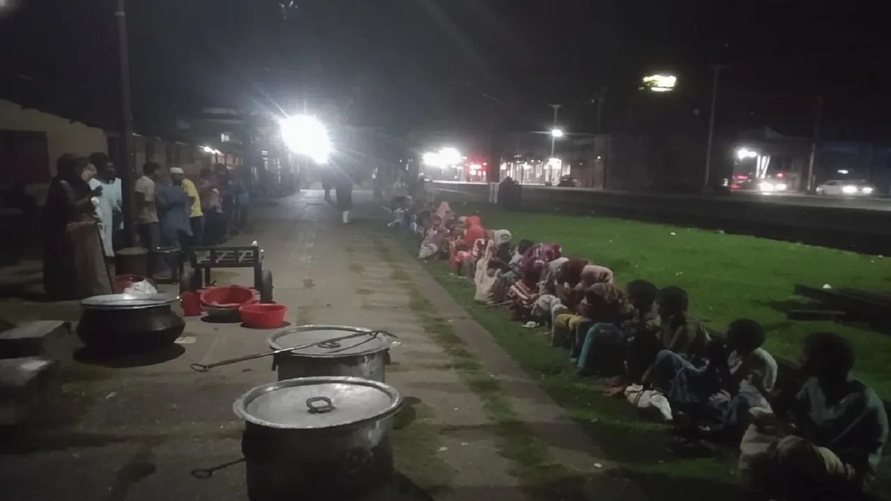 একযুগ ধরে ছিন্নমূল মানুষের মুখে খাবার তুলে দিচ্ছে লালমনিরহাটের ‘নদী ভাঙ্গা পরিষদ’