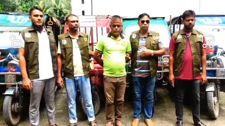 লালমনিরহাটে ডিবির অভিযানে ৫টি চোরাই ইজিবাইক উদ্ধার
