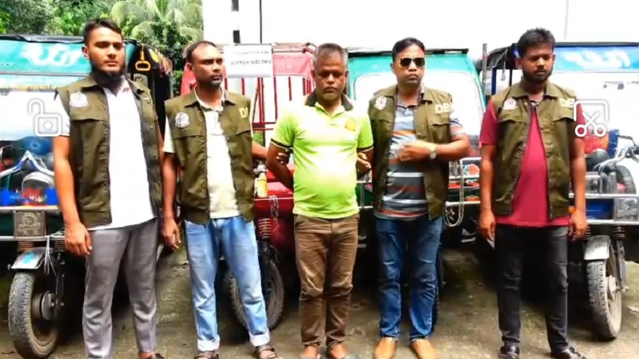 লালমনিরহাটে ডিবির অভিযানে ৫টি চোরাই ইজিবাইক উদ্ধার