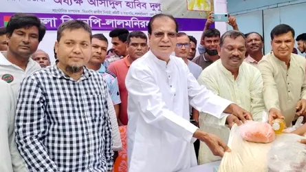 লালমনিরহাটে বন্যার্তদের মাঝে বিএনপির ত্রাণ বিতরণ