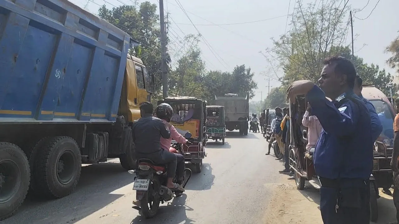 লালমনিরহাটে ট্রাকের ধাক্কায় মোটরসাইকেল আরোহী নারী নিহত