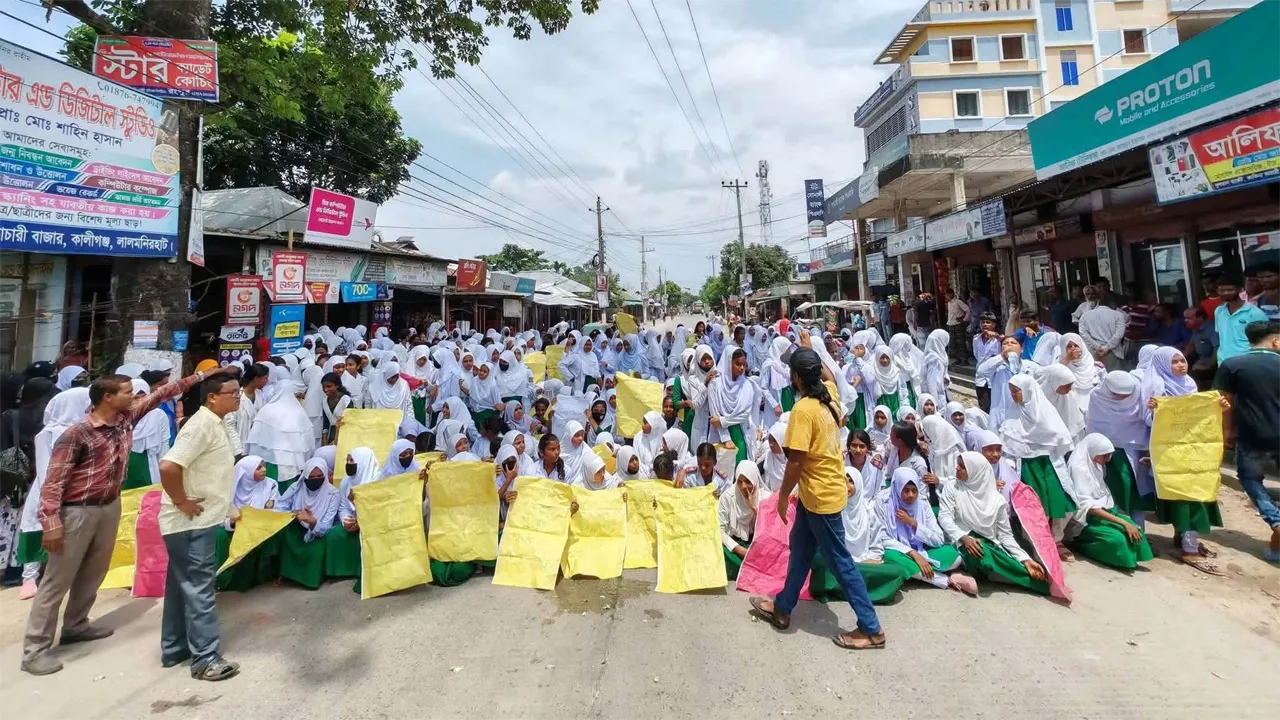 স্কুলছাত্রীকে ধর্ষণের অভিযোগ, কালীগঞ্জে মহাসড়ক অবরোধ