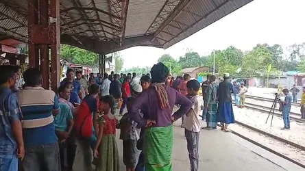 লালমনিরহাটে সড়ক ও রেলপথ অবরোধ করে বিক্ষোভ