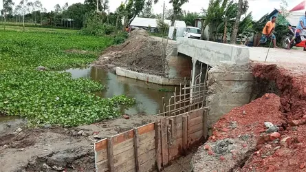 লালমনিরহাটে সেতু নির্মাণে অনিয়মের অভিযোগ