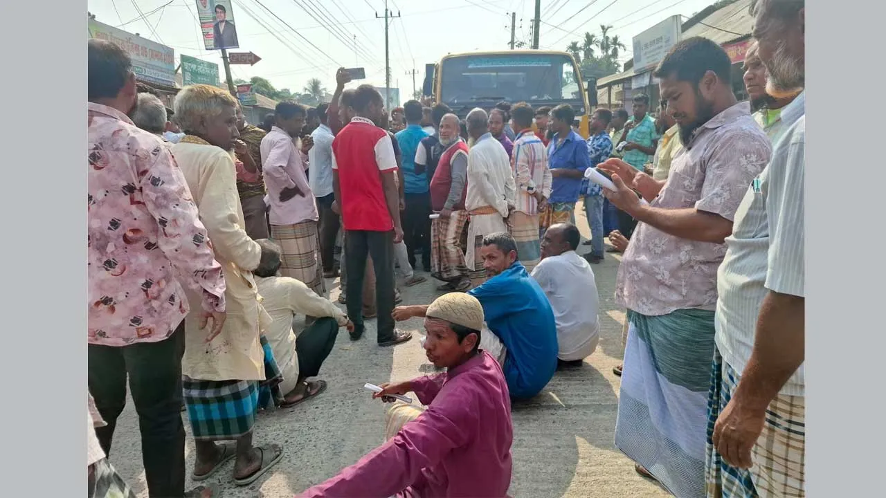 লালমনিরহাটে সারের দাবিতে মহাসড়ক অবরোধ