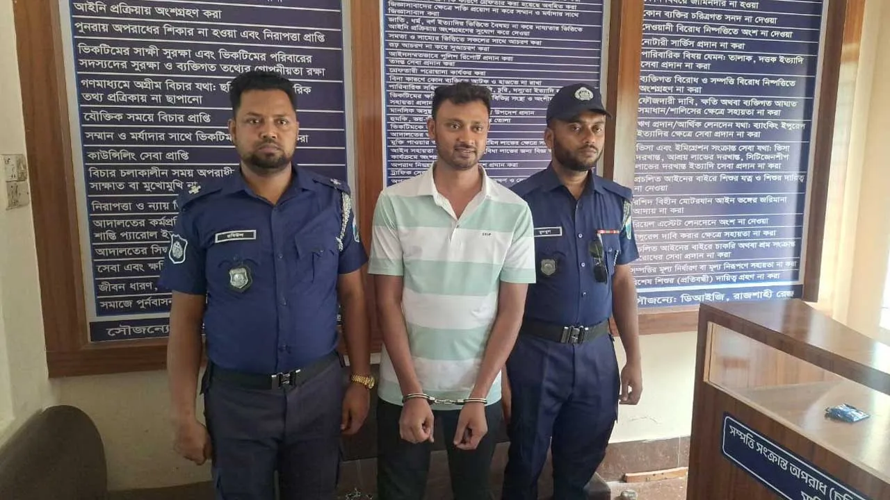 লালপুরে বিদেশী নাগরিকদের হয়রানি, গ্রেফতার ১