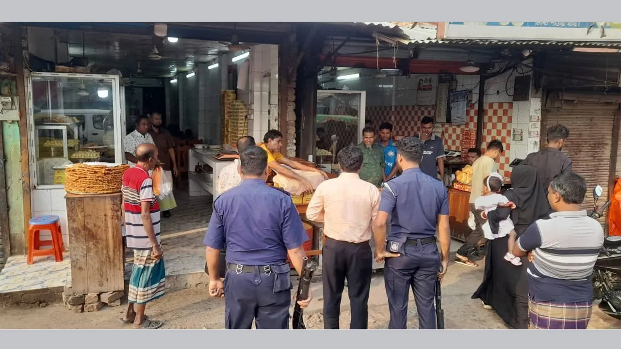 লালপুরে পণ্যের গায়ে উৎপাদন ও মেয়াদ উত্তীর্ণের তারিখ না থাকায় জরিমানা