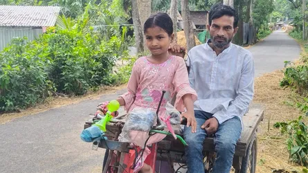 বাবার অসুস্থতায় ভ্যান চালাচ্ছে মা-হারা ১০ বছরের লামিয়া!