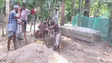 শহীদ বাবার পাশেই লামিয়াকে দাফন