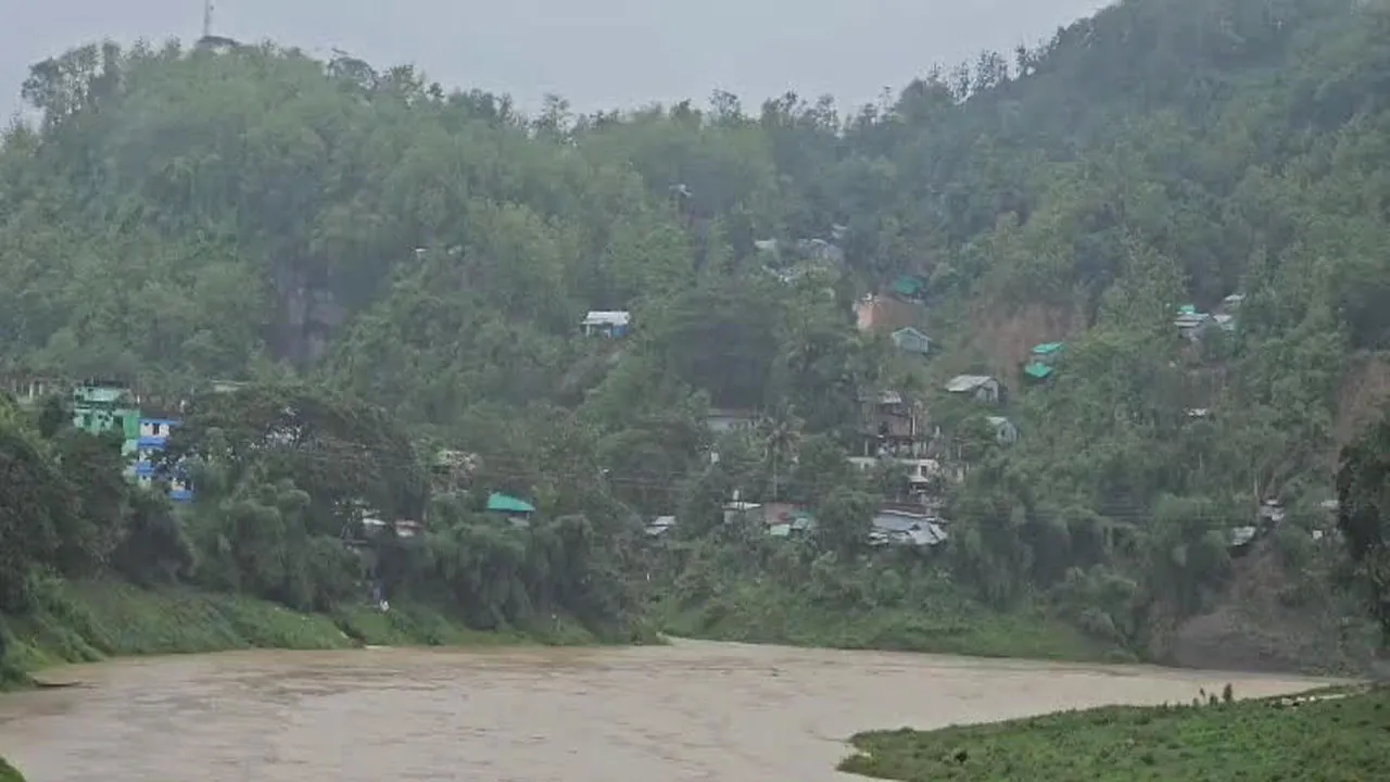 ভারী বৃষ্টিপাতের পূর্বাভাস, ভূমিধসের আশঙ্কা