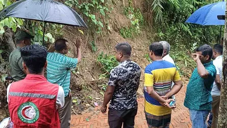 লংগদুতে পাহাড়ধসের শঙ্কা, আশ্রয়কেন্দ্রে নিতে প্রশাসনের অভিযান