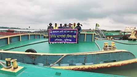 পদ্মায় কোস্ট গার্ডের যৌথ অভিযান : দুই ড্রেজার ও তিন বাল্কহেডসহ আটক ১৩