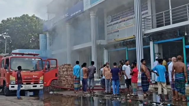 লৌহজংয়ে মার্কেটে আগুন, ফায়ার সার্ভিসের তৎপরতায় নিয়ন্ত্রণে