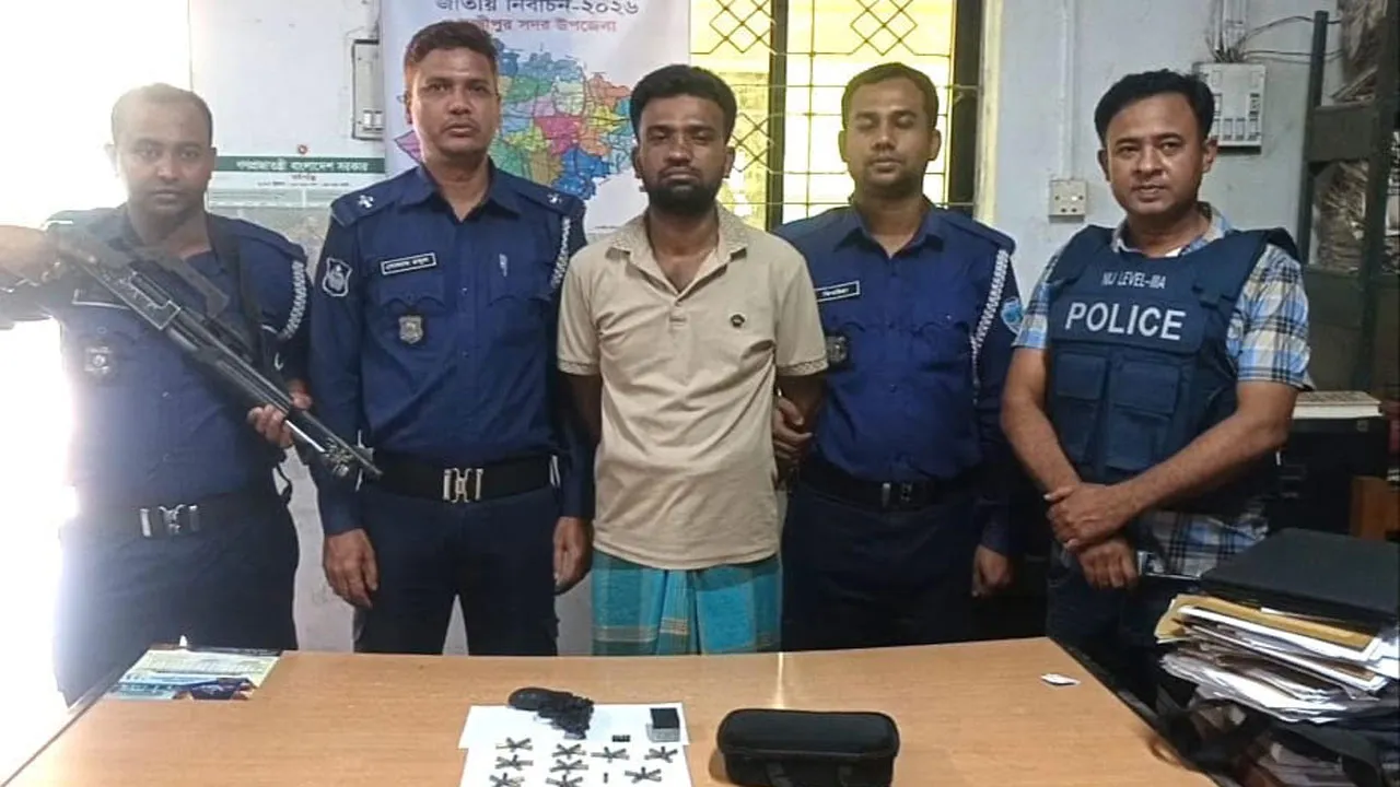 লক্ষ্মীপুরে বিদেশী রিভলভার ও ৪৬ রাউন্ড গুলিসহ গ্রেফতার ১