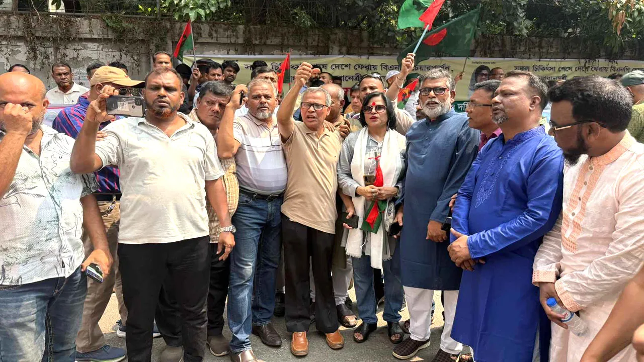 খালেদা জিয়ার অপেক্ষায় রাস্তার দুই ধারে হাজারো নেতাকর্মী