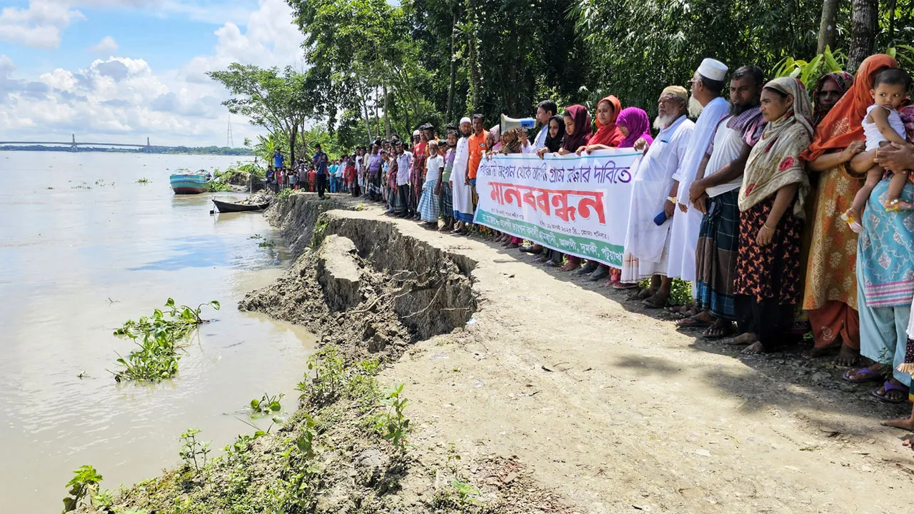 দুমকিতে পায়রা নদীর ভাঙ্গনে নিঃস্ব শতাধিক পরিবার, গ্রাম রক্ষার দাবিতে মানববন্ধন
