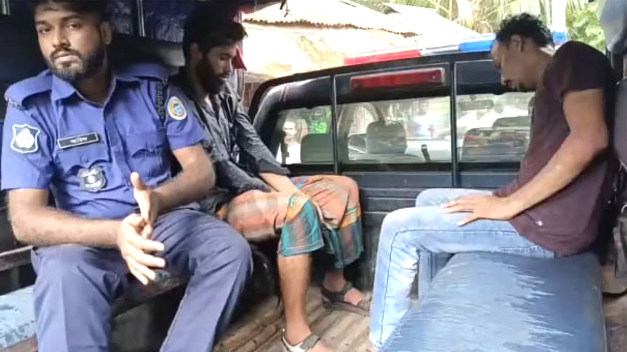 নাজিরপুরে স্থানীয়দের সহায়তার অস্ত্রসহ ২ ডাকাত গ্রেফতার