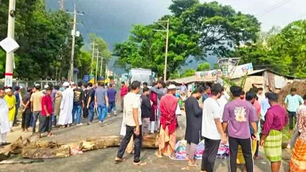 ৬ লেনের দাবিতে লোহাগাড়ায় মানববন্ধন, অবরোধ