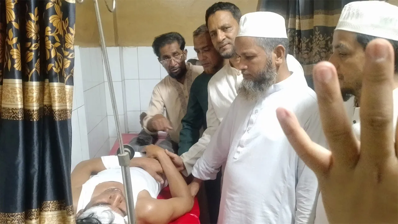 লোহাগাড়ায় অসামাজিক কার্যকলাপের প্রতিবাদ করায় ব্যবসায়ীর ওপর হামলা