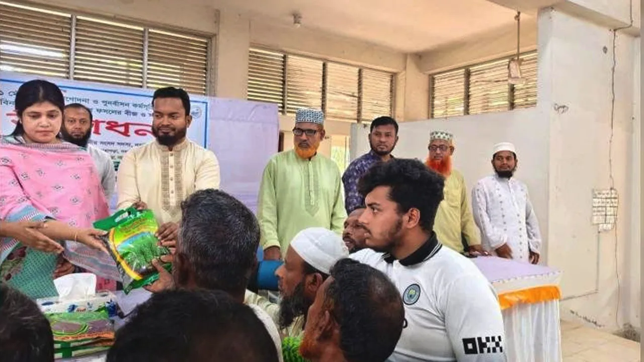 লোহাগড়ায় কৃষকদের মাঝে বিনামূল্যে বীজ ও সার বিতরণ