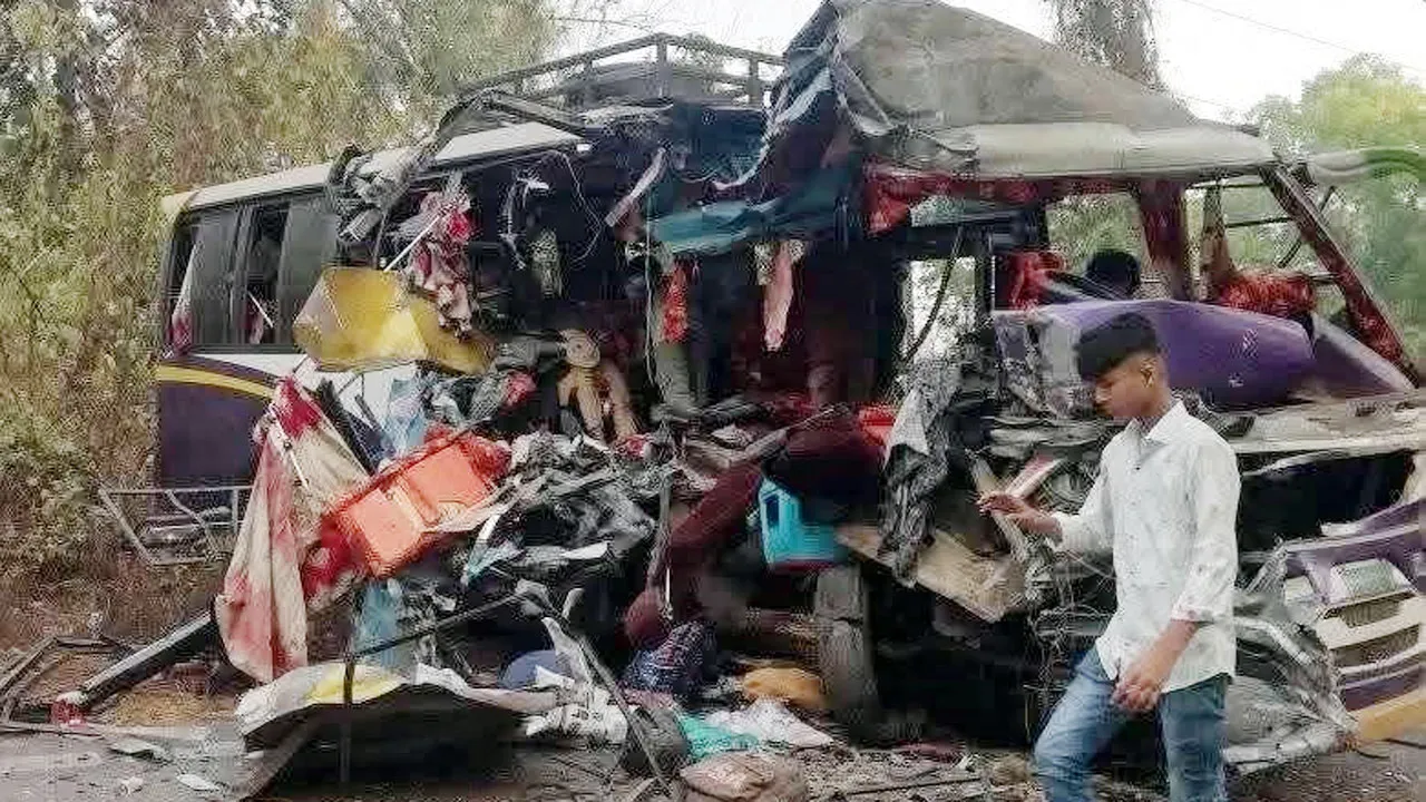 লোহাগাড়ায় দুই বাসের মুখোমুখি সংঘর্ষে নিহত ৫