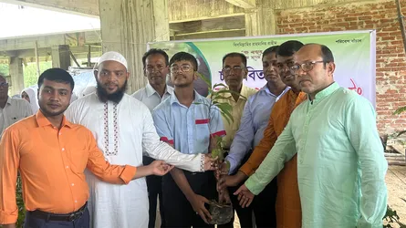 চট্টগ্রামে ল্যাবরেটরি উচ্চ বিদ্যালয়ে এক হাজার চারা বিতরণ