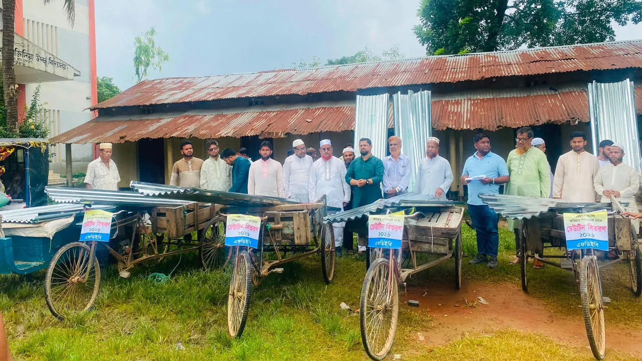 লোহাগাড়ায় বন্যায় ক্ষতিগ্রস্তদের মাঝে ঢেউটিন বিতরণ এফডিইবির