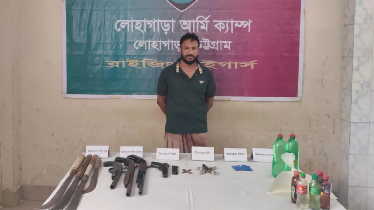 লোহাগাড়ায় সেনাবাহিনীর অভিযানে অস্ত্রসহ আটক ১