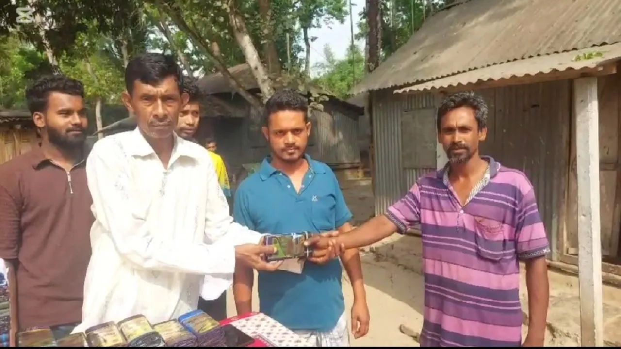 লোহাগড়ায় অসহায়দের মাঝে ঈদ উপহার সামগ্রী বিতরণ