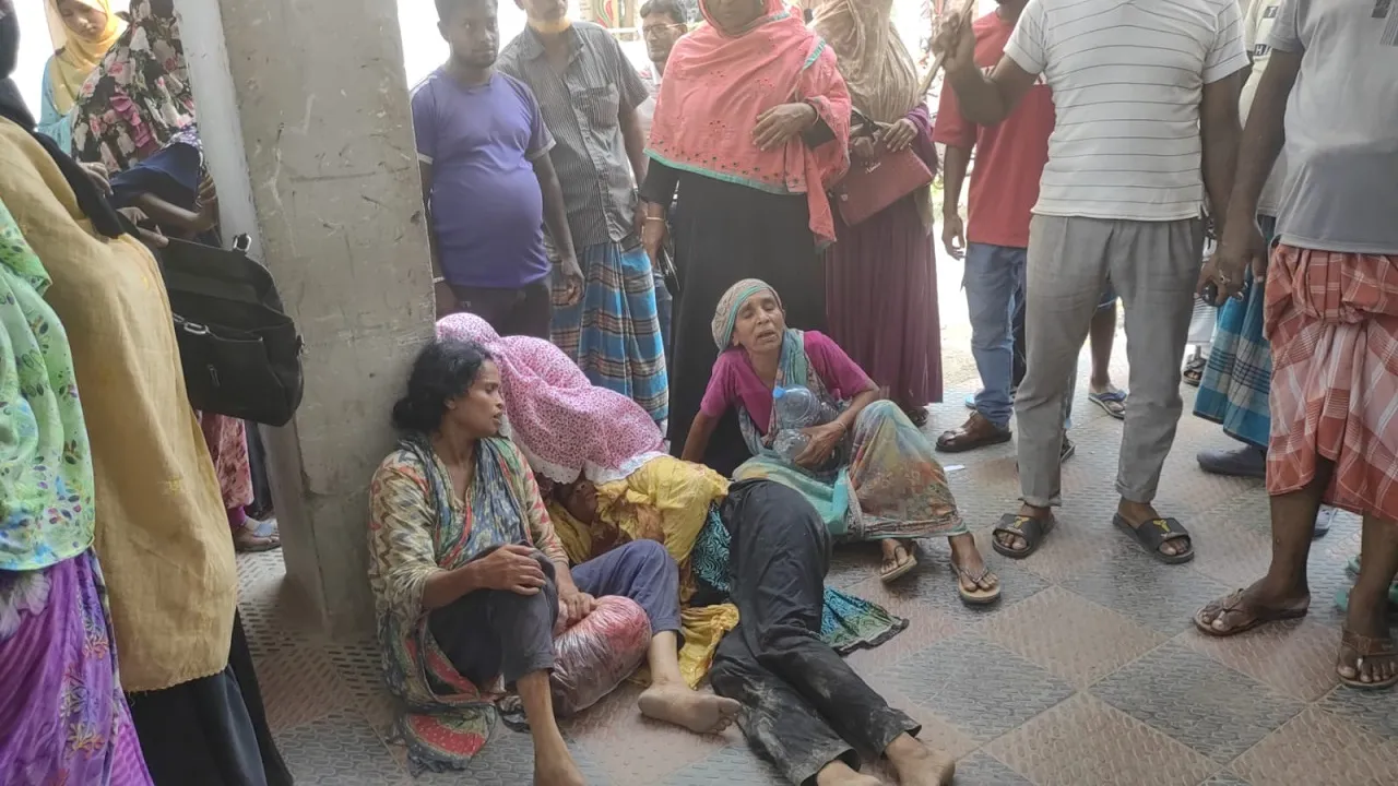 লোহাগড়ায় দুপক্ষের সংঘর্ষ : ভ্যানচালককে কুপিয়ে হত্যা, আহত ১০