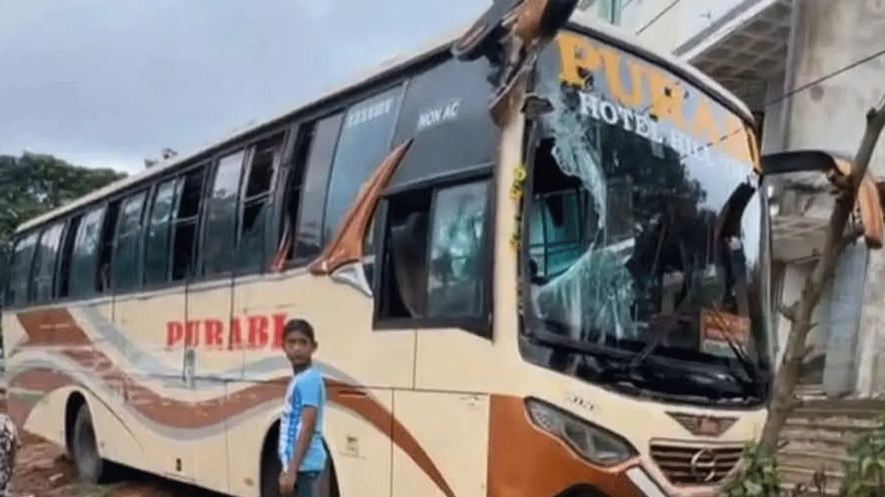 লোহাগাড়ায় ২ বাসের মুখোমুখি সংঘর্ষ, শিক্ষার্থী নিহত