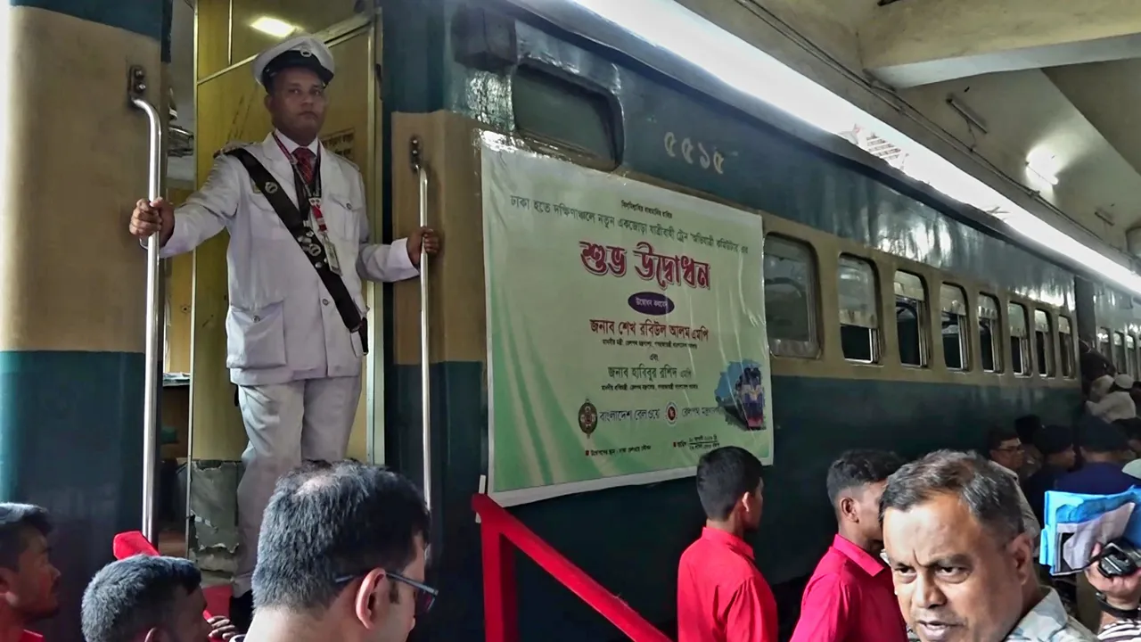 পদ্মা সেতু হয়ে চলছে নতুন ট্রেন ‘অভিযাত্রী কমিউটার’