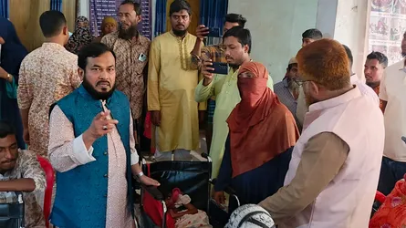 লক্ষ্মীপুরে জামায়াত নেতার হুইল চেয়ার বিতরণ