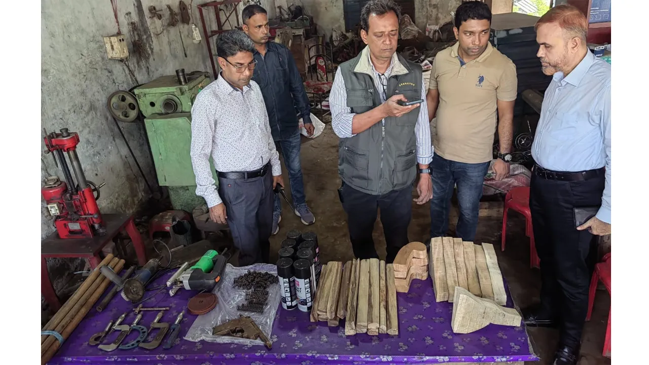 লক্ষ্মীপুরে অস্ত্রসহ বিপুল পরিমাণ সরঞ্জাম উদ্ধার