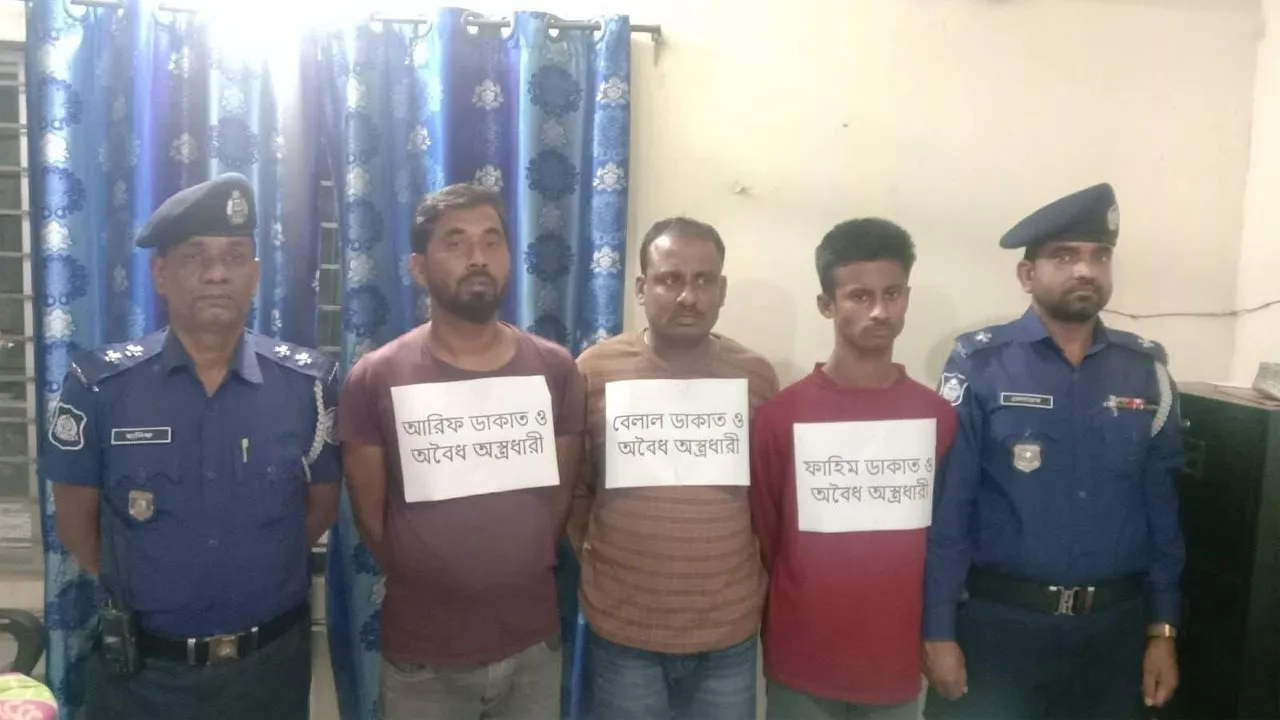 লক্ষ্মীপুরে দেশীয় অস্ত্র ও কার্তুজসহ ৩ ডাকাত গ্রেফতার