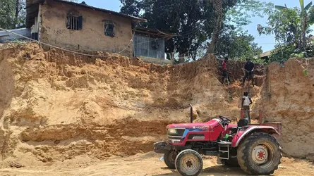 লংগদুতে প্রকাশ্যে পাহাড় কেটে মাটি বিক্রি