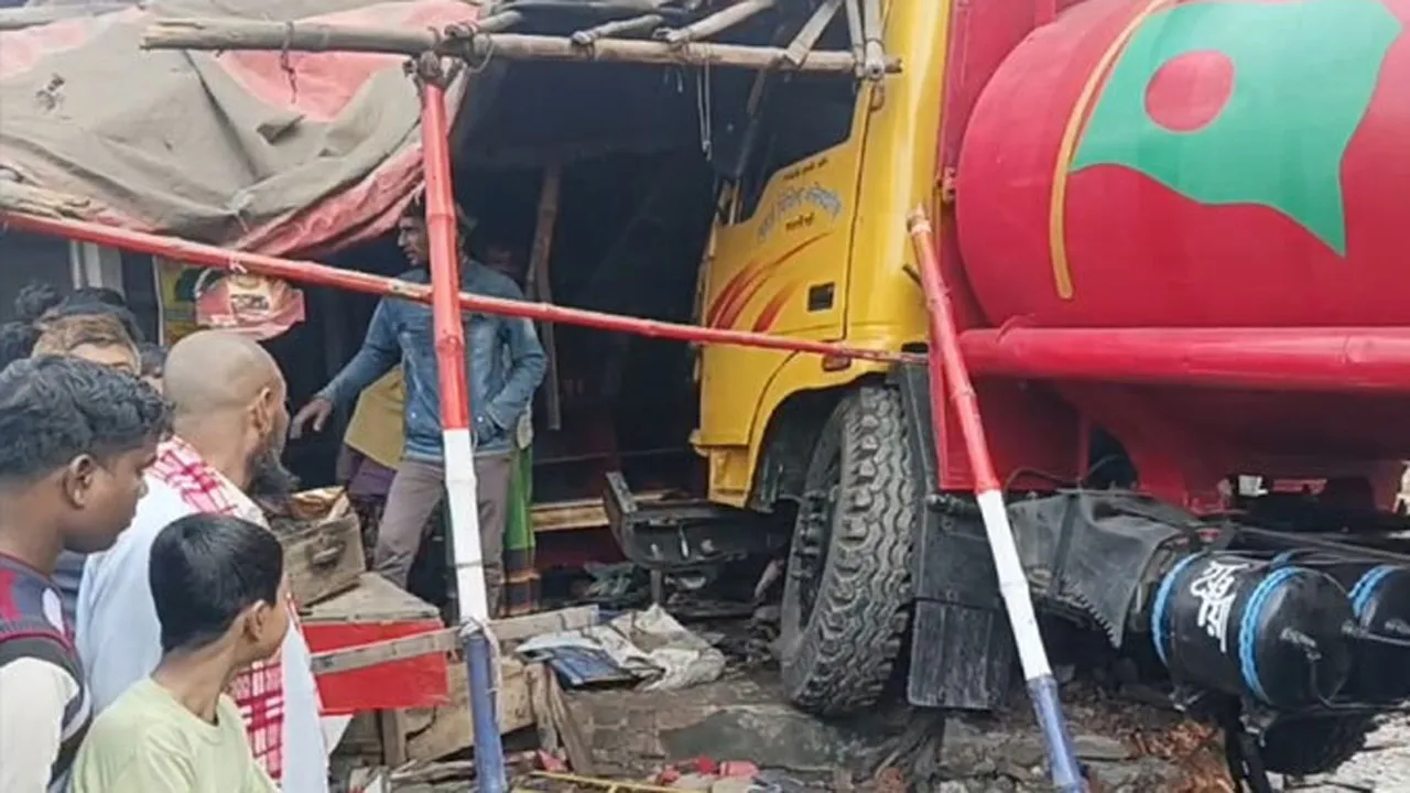 সিরাজগঞ্জে চাকা ফেটে দোকানে  ট্যাংকলরি, আহত ৩