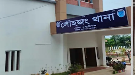 লৌহজংয়ের পদ্মায় বাদামবোঝাই ট্রলার ডুবে বৃদ্ধ নিখোঁজ