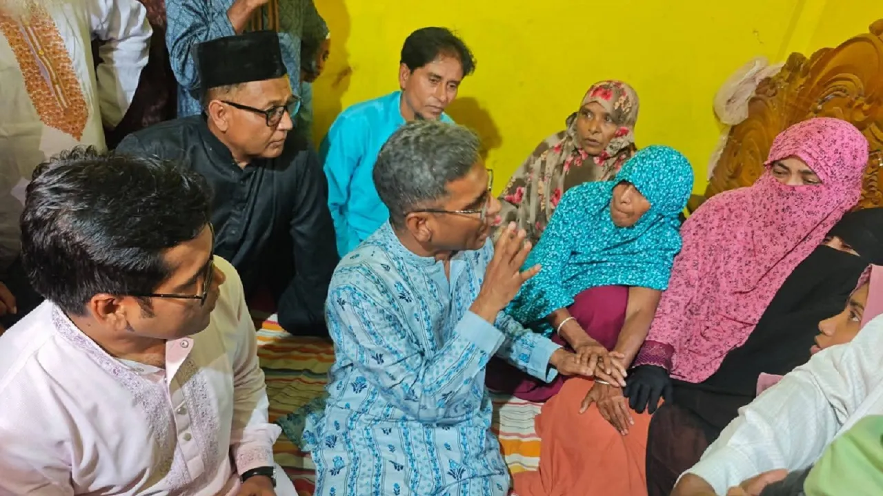 গফরগাঁওয়ে নিহত মামুনের বাড়িতে সরকারি সহায়তা নিয়ে এমপি বাচ্চু