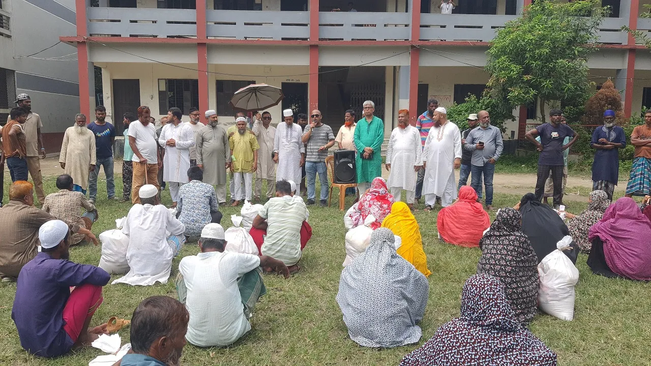 মেঠো পথে গজারিয়া ‘৮৯ ফাউন্ডেশন : ৪৩০ দুস্থ-অসহায় পরিবারের মাঝে খাদ্যসামগ্রী বিতরণ