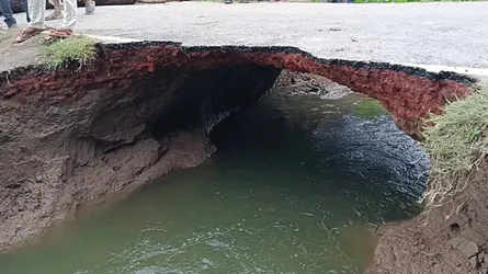 হালুয়াঘাটে সড়ক ধসে যান চলাচল বন্ধ, দুর্ভোগে হাজারো মানুষ