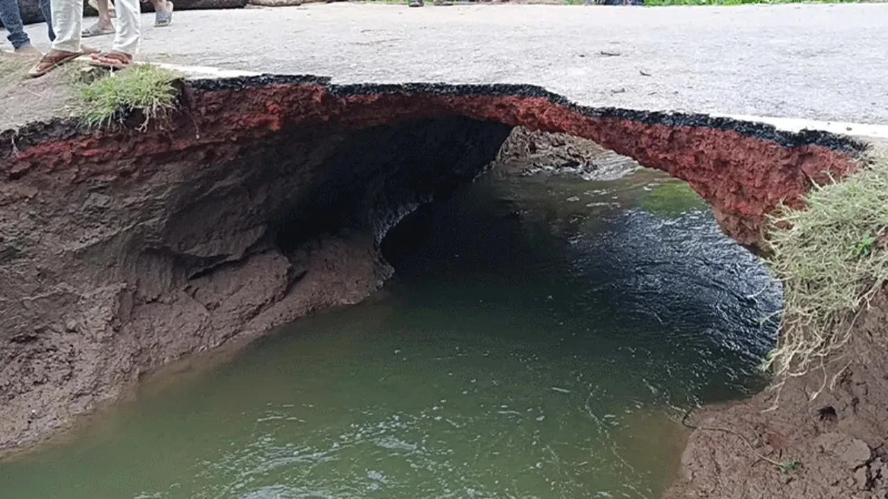 হালুয়াঘাটে সড়ক ধসে যান চলাচল বন্ধ, দুর্ভোগে হাজারো মানুষ