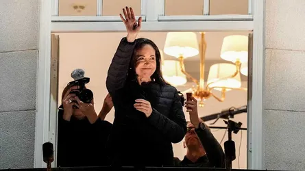 ১১ মাস পর প্রকাশ্যে এলেন নোবেলজয়ী মাচাদো, পৌঁছালেন অসলোতে