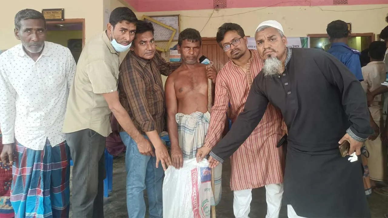 মাদারগঞ্জে ভিজিএফের চাল বিতরণ শুরু