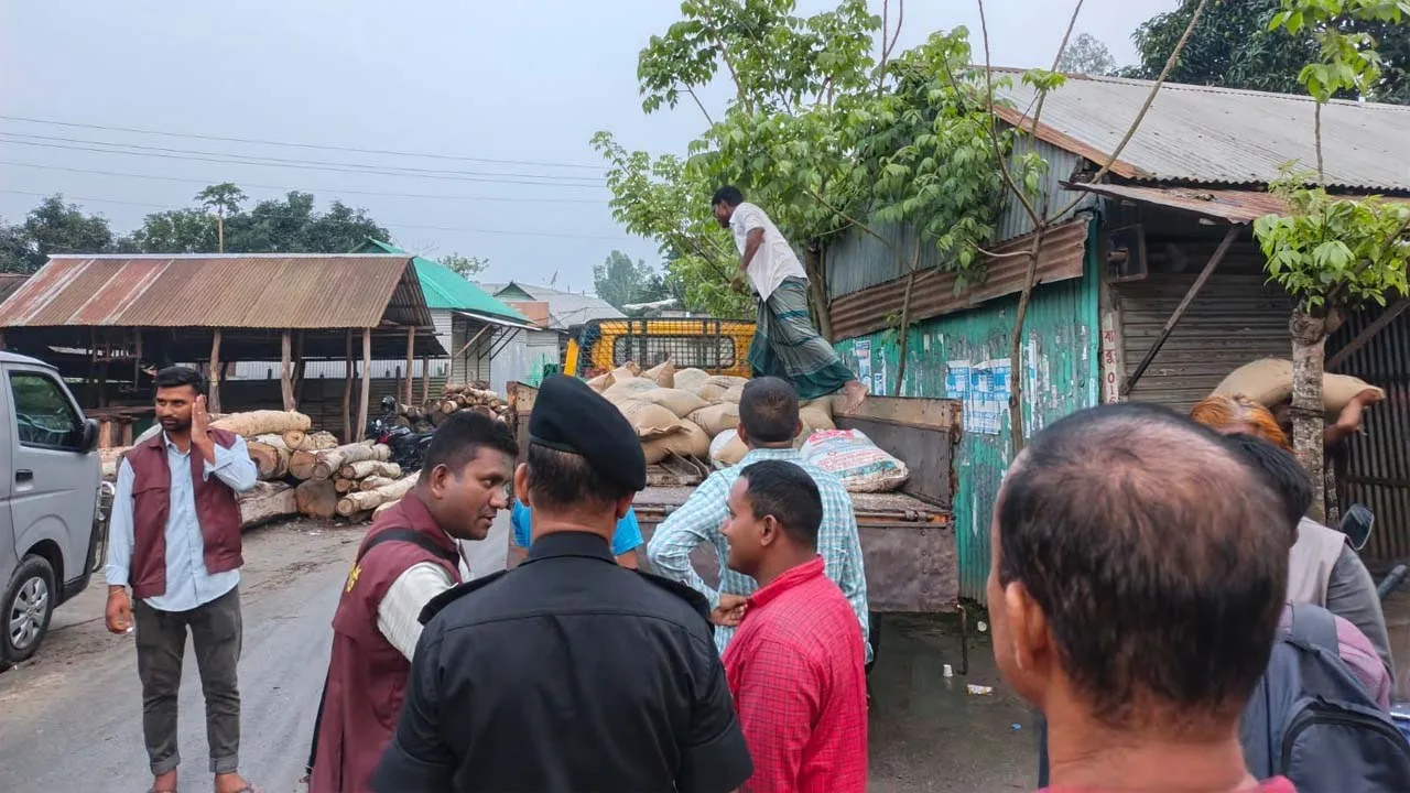 মাদারগঞ্জে র‍্যাবের অভিযানে ৪৬ বস্তা সরকারি চাল জব্দ