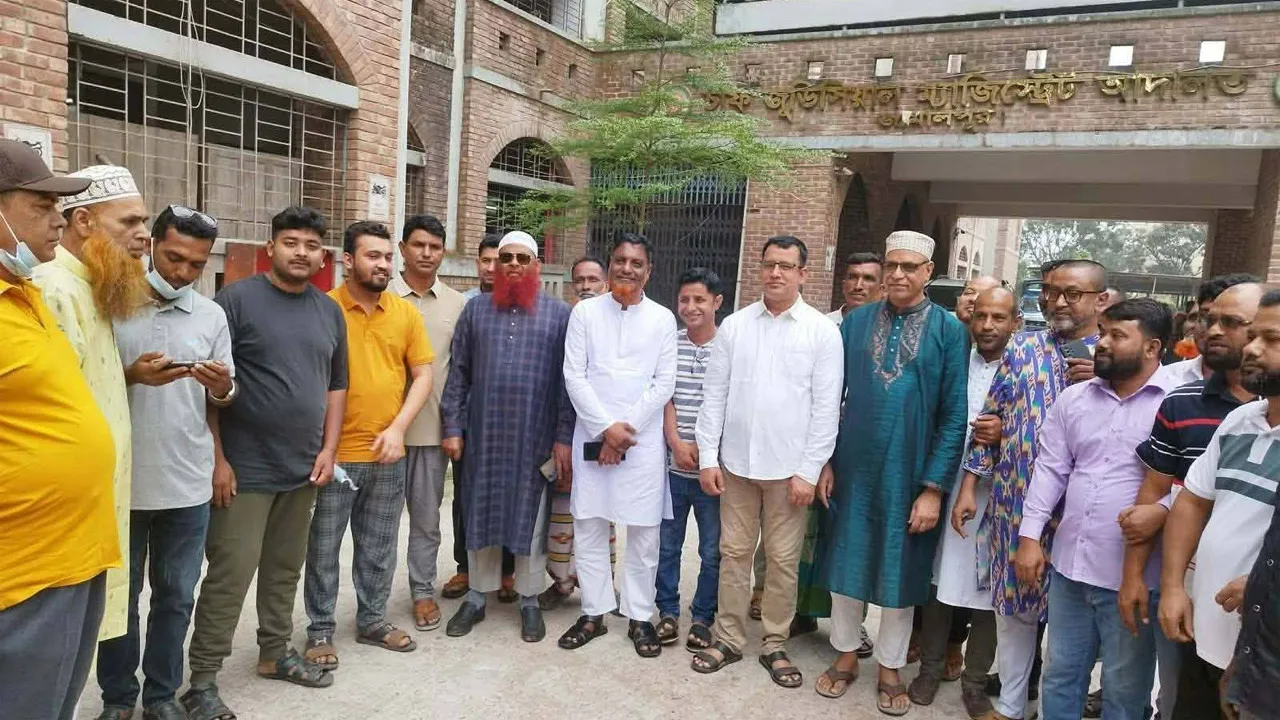 আত্মসমর্পণের পর মাদারগঞ্জে আওয়ামী লীগের ১৯ নেতাকর্মী কারাগারে