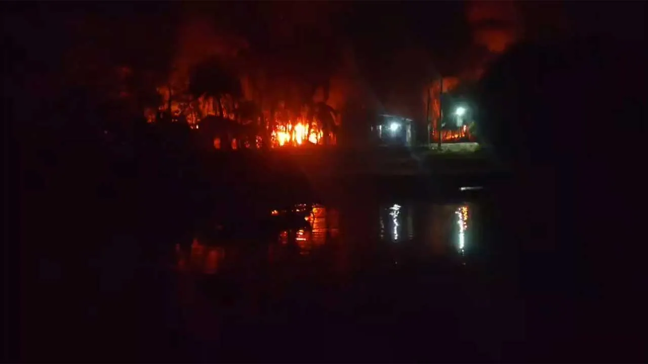 মাদারীপুরে ব্যবসায়ীকে কুপিয়ে হত্যার ঘটনায় বসতঘরে আগুন