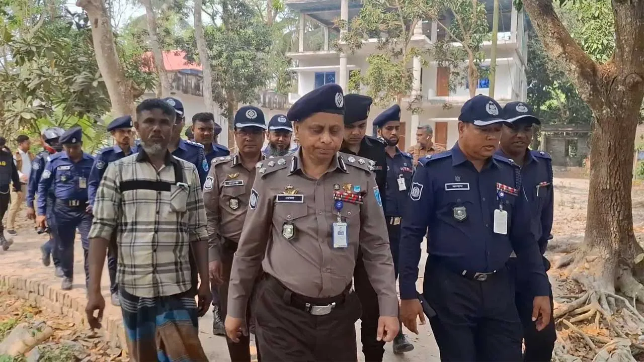 মাদারীপুরে হত্যা ও অগ্নিসংযোগের  ঘটনায় পুরুষশূন্য গ্রাম, ঘটনাস্থলে ডিআইজি