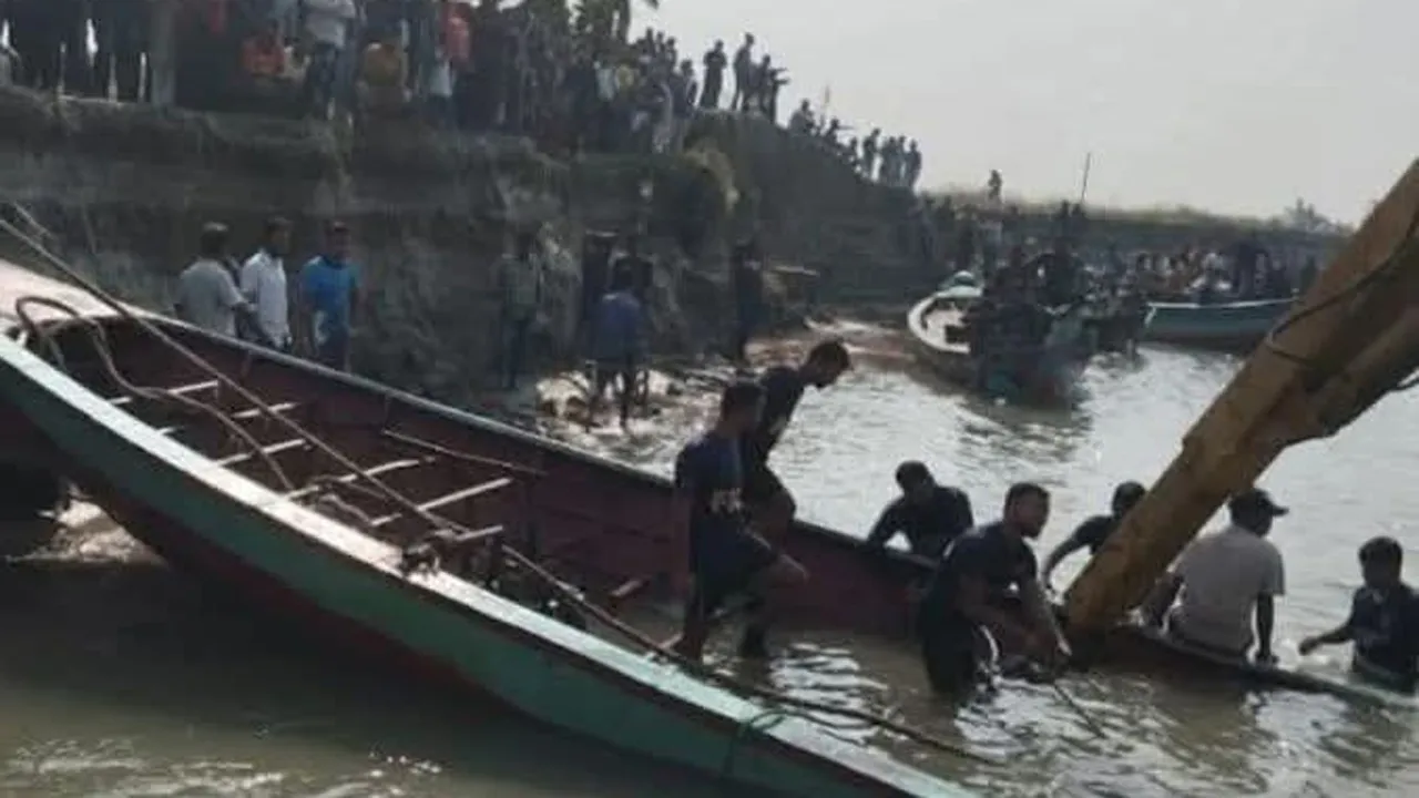 আড়িয়াল খাঁ নদে পিকনিকের ট্রলার ডুবে নিখোঁজ ১