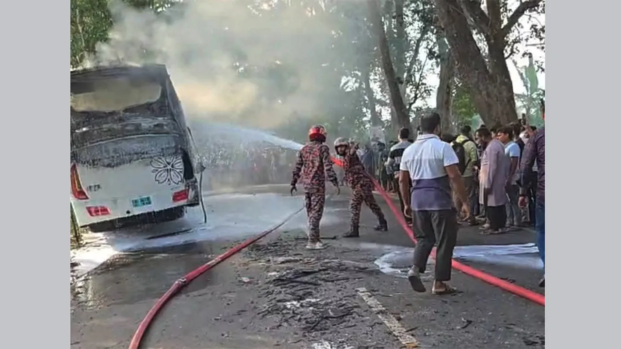 মাদারীপুরে চলন্ত বাসে আগুন, নিহত ১